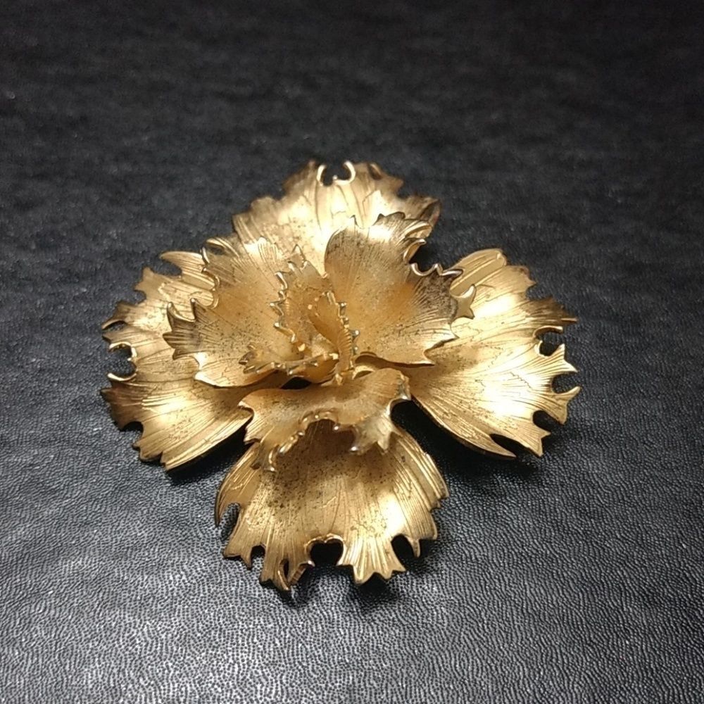 Vintage Giovanni gold tone brooch